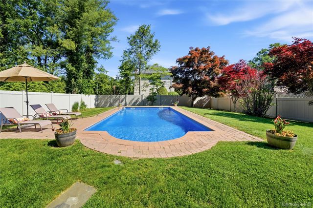 10 Weatherstone Way, Smithtown, NY 11787