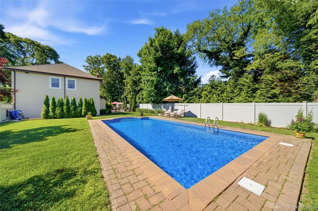 10 Weatherstone Way, Smithtown, NY 11787