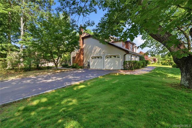 10 Weatherstone Way, Smithtown, NY 11787