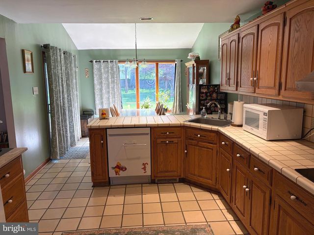 2813 COUNTRY LN, Langhorne, PA 19047