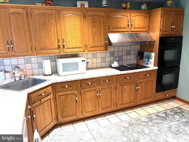 2813 COUNTRY LN, Langhorne, PA 19047
