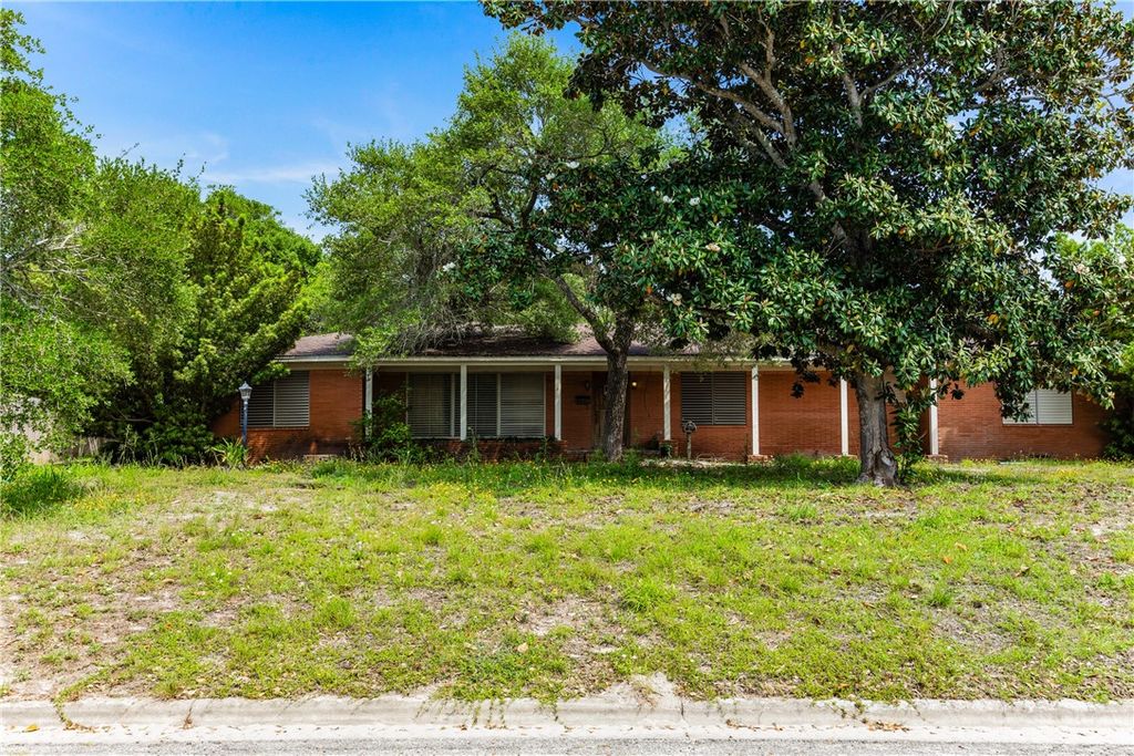 1325 S Whitney St, Aransas Pass, TX 78336