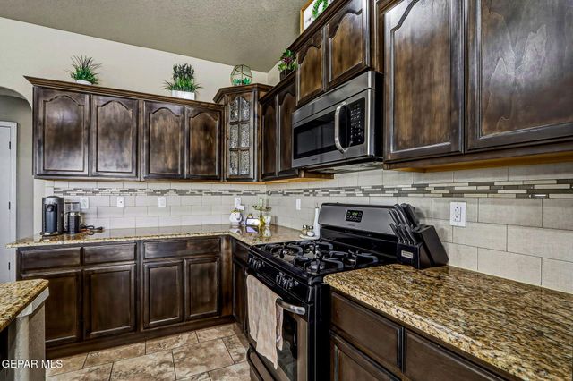 7556 WOLF CREEK Drive, El Paso, TX 79911