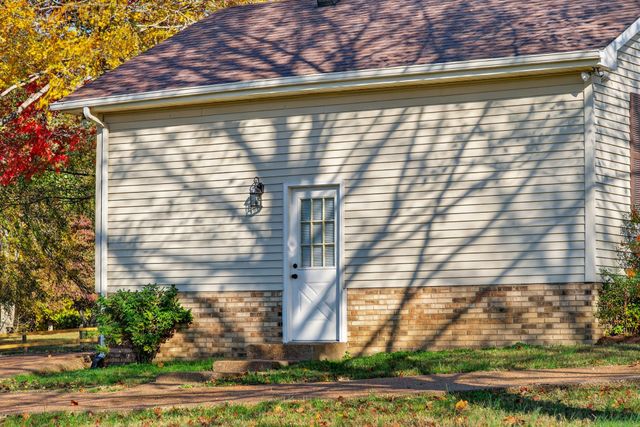 226 W Biggs Rd, Cottontown, TN 37048