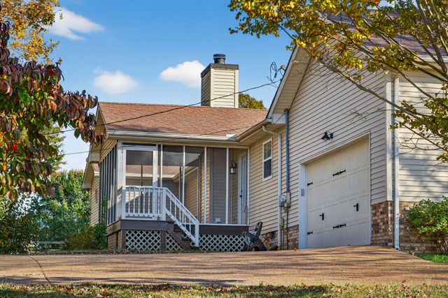 226 W Biggs Rd, Cottontown, TN 37048