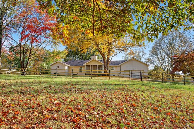 226 W Biggs Rd, Cottontown, TN 37048
