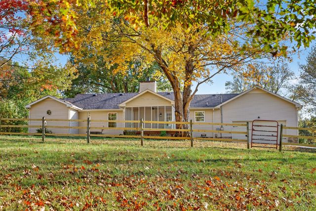 226 W Biggs Rd, Cottontown, TN 37048
