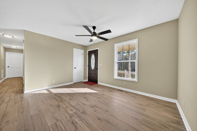 226 W Biggs Rd, Cottontown, TN 37048