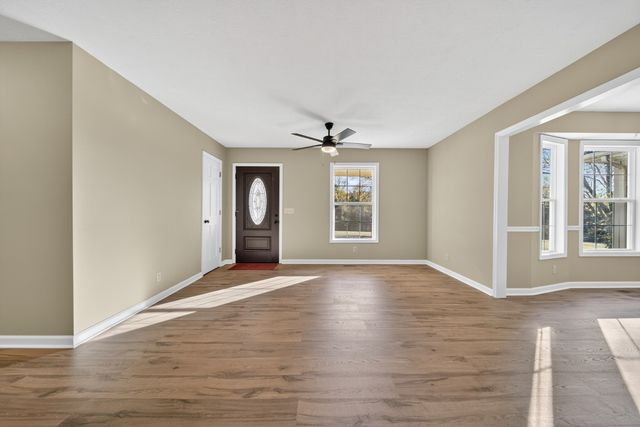 226 W Biggs Rd, Cottontown, TN 37048