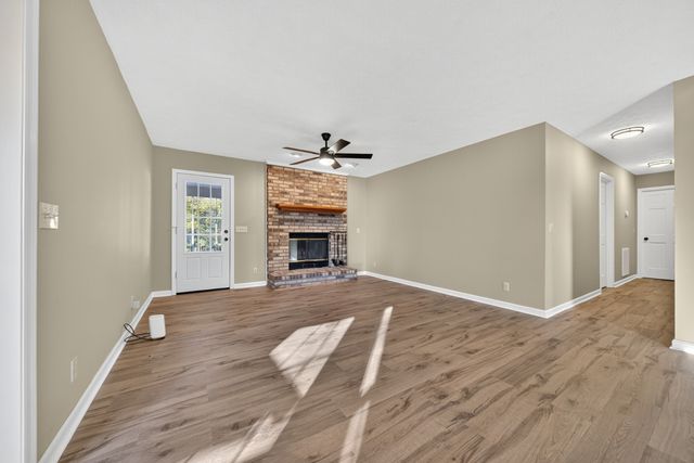 226 W Biggs Rd, Cottontown, TN 37048