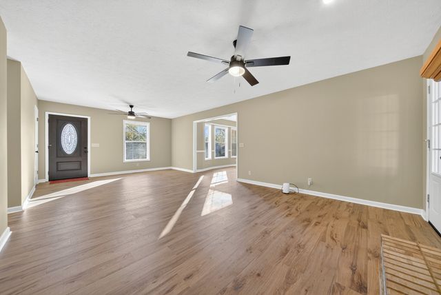 226 W Biggs Rd, Cottontown, TN 37048