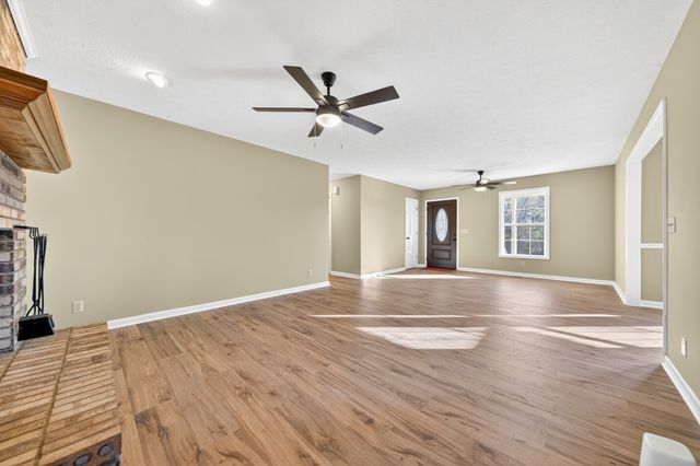226 W Biggs Rd, Cottontown, TN 37048