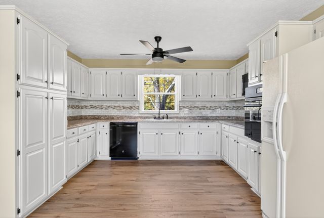 226 W Biggs Rd, Cottontown, TN 37048