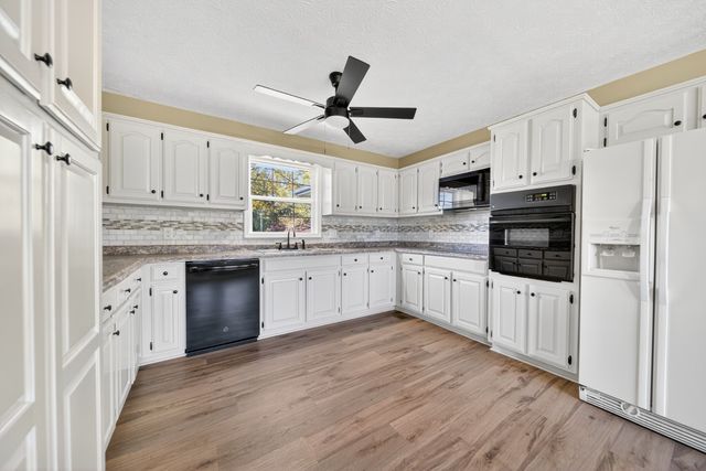 226 W Biggs Rd, Cottontown, TN 37048