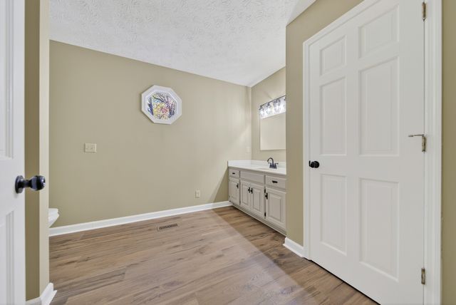 226 W Biggs Rd, Cottontown, TN 37048