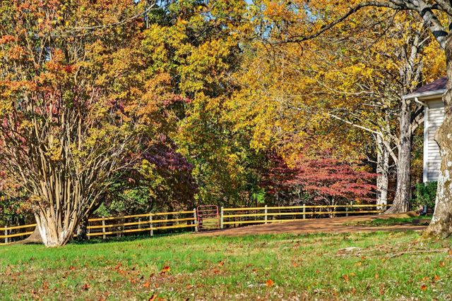 226 W Biggs Rd, Cottontown, TN 37048