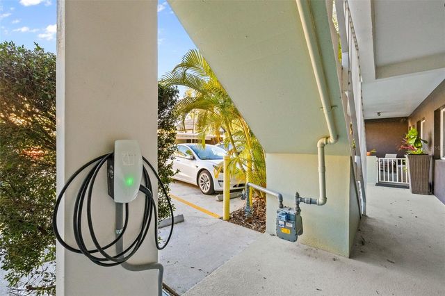 410 12TH AVENUE NE 8, St Petersburg, FL 33701