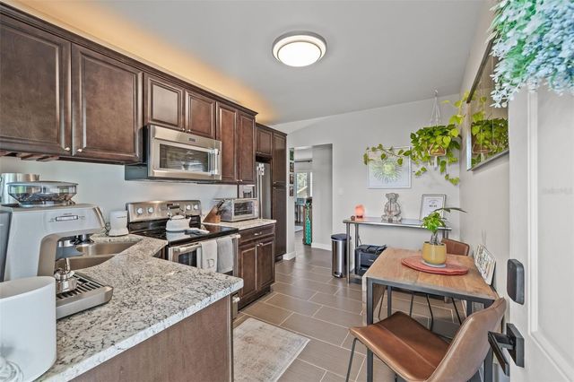 410 12TH AVENUE NE 8, St Petersburg, FL 33701