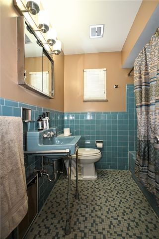 4355 E Barlind Dr, Whitehall, PA 15227