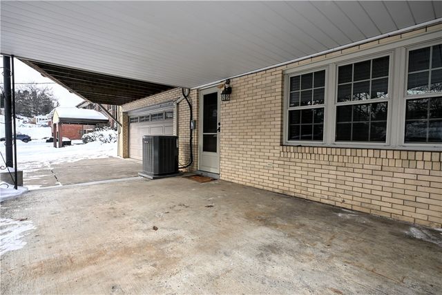 4355 E Barlind Dr, Whitehall, PA 15227