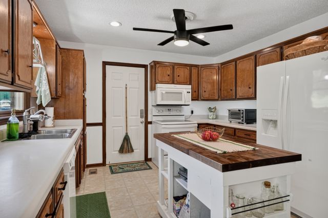 1377 Chestnut Grove Rd, Morrison, TN 37357