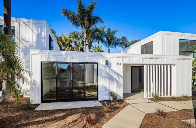 250 258 Hillcrest Drive, Encinitas, CA 92024