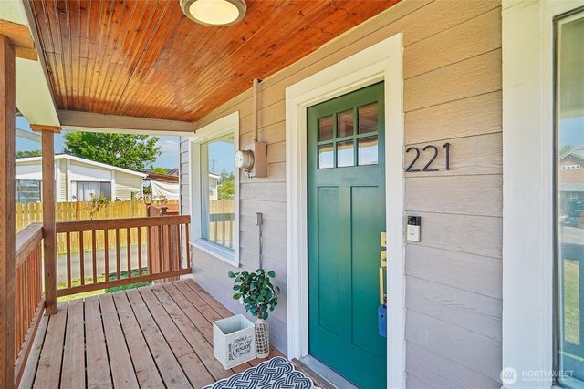 221 3rd Avenue NW, Pacific, WA 98047