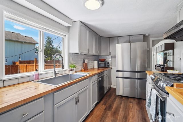 221 3rd Avenue NW, Pacific, WA 98047