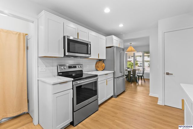 8911 Raven Oaks Drive, Omaha, NE 68152