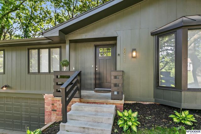8911 Raven Oaks Drive, Omaha, NE 68152