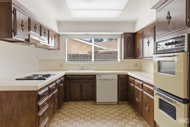 2012 Glendon Court, Bakersfield, CA 93309