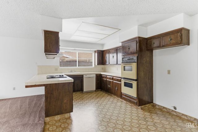 2012 Glendon Court, Bakersfield, CA 93309