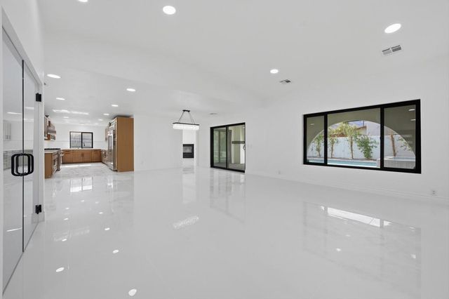 2587 N Calico Lane, Palm Springs, CA 92262