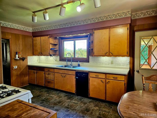 10354 N Wood Lane, Ramsay, MI 49959