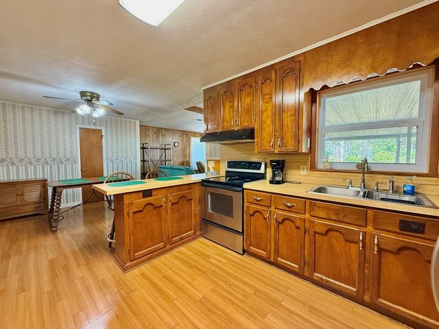 608 W Spring Ave, Geneva, AL 36340