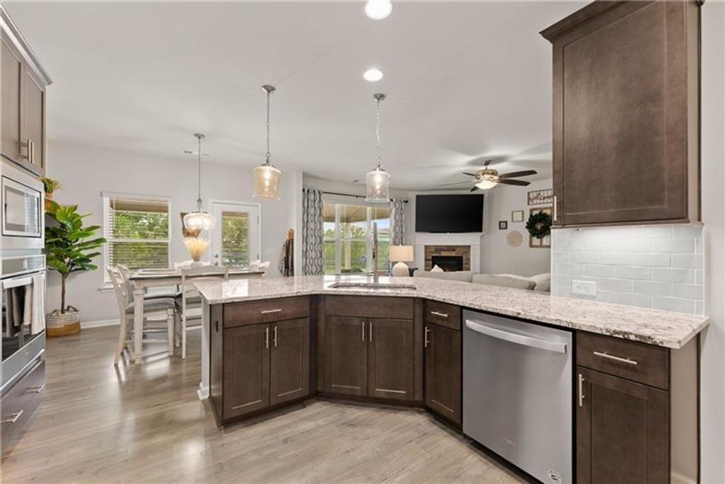 Image 12 of property listing at 4535 Seacliff Court, Cumming, GA 30028