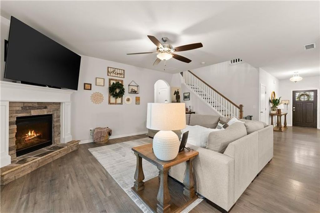 Image 16 of property listing at 4535 Seacliff Court, Cumming, GA 30028