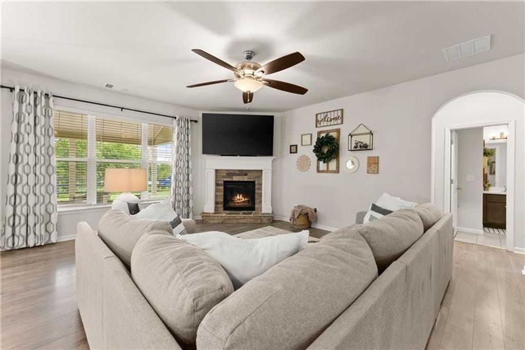 Image 17 of property listing at 4535 Seacliff Court, Cumming, GA 30028