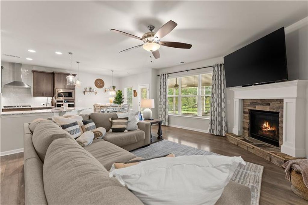 Image 4 of property listing at 4535 Seacliff Court, Cumming, GA 30028