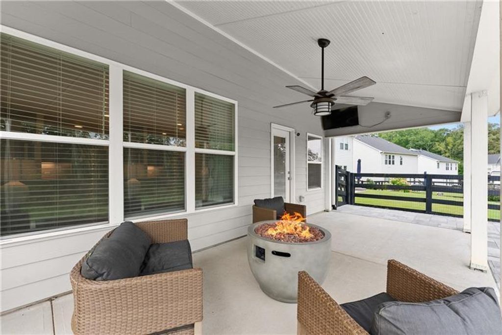 Image 8 of property listing at 4535 Seacliff Court, Cumming, GA 30028