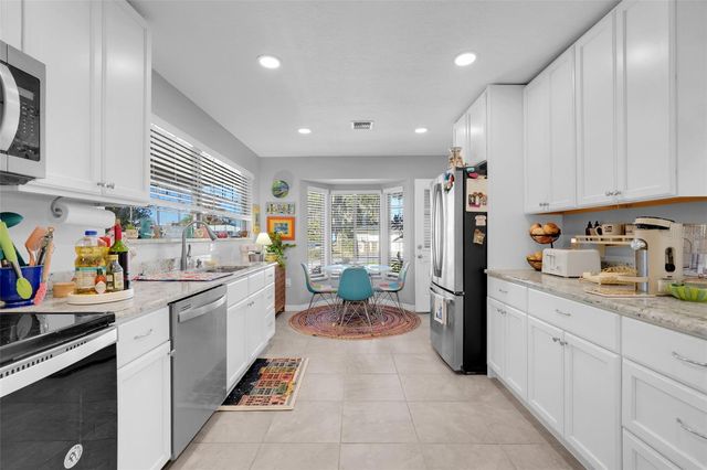 17 E LIVE OAK AVENUE, Yalaha, FL 34797