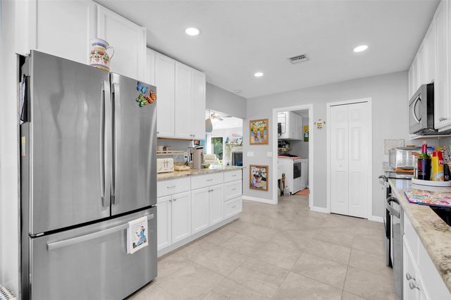 17 E LIVE OAK AVENUE, Yalaha, FL 34797