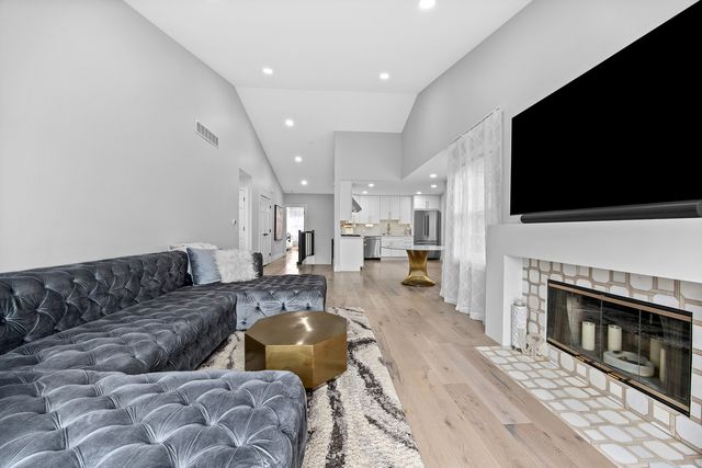 1504 Aberdeen Court 1504, Naperville, IL 60564