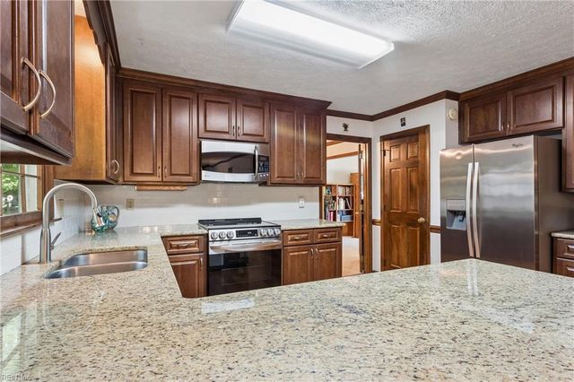 12 Oscars CT, Poquoson, VA 23662
