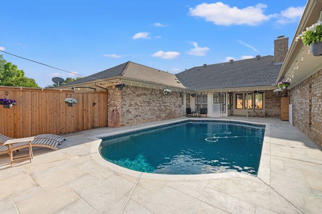 2103 Lake Country Drive, Arlington, TX 76012