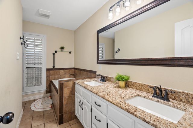 2103 Lake Country Drive, Arlington, TX 76012