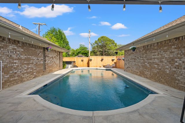 2103 Lake Country Drive, Arlington, TX 76012
