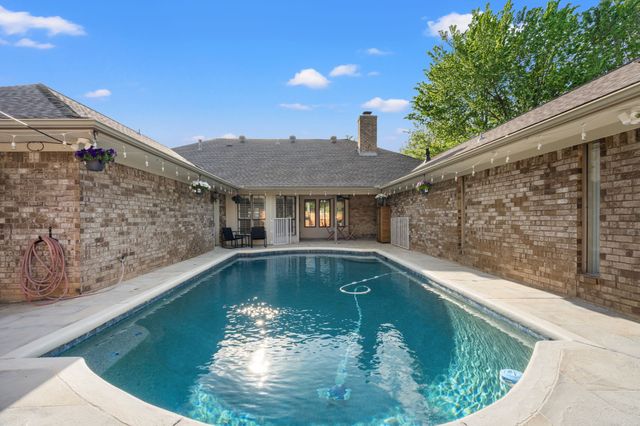 2103 Lake Country Drive, Arlington, TX 76012