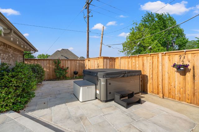 2103 Lake Country Drive, Arlington, TX 76012