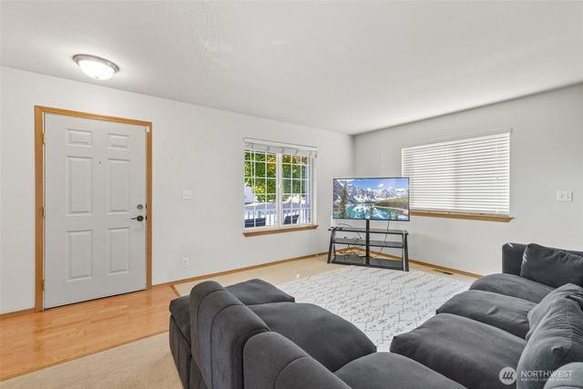 1214 NE Big Berry Loop, Oak Harbor, WA 98277